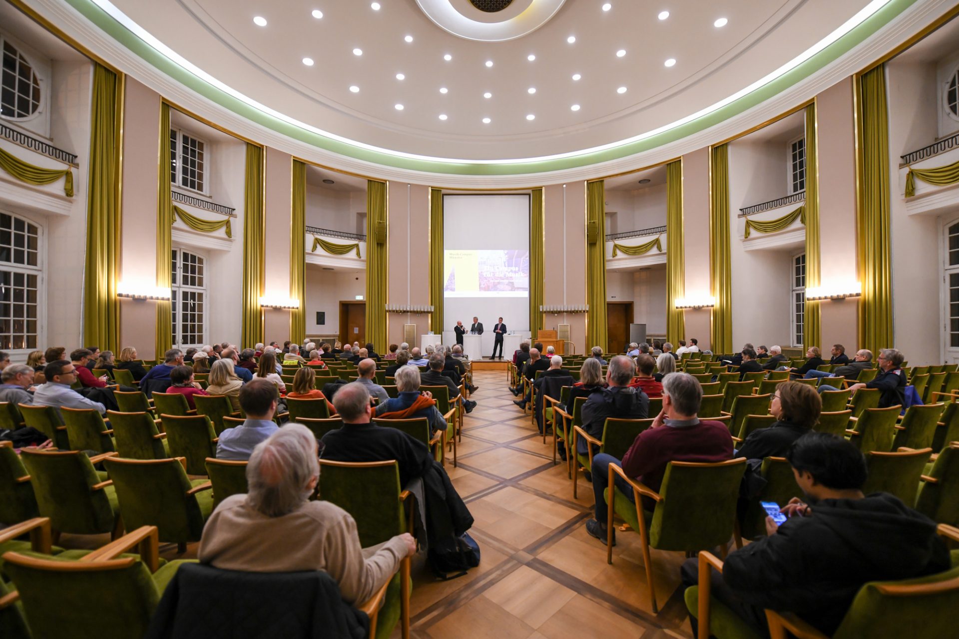 Oberbürgermeister Markus Lewe (l.) und Uni-Rektor Prof. Dr. Johannes Wessels stellten sich den Fragen der Gäste im Festsaal des Uni-Schlosses. Pressesprecher Norbert Robers moderierte die Frage-und-Antwort-Runden. Foto: Michael C. Moeller